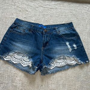 Lace detailed blue Jean shorts